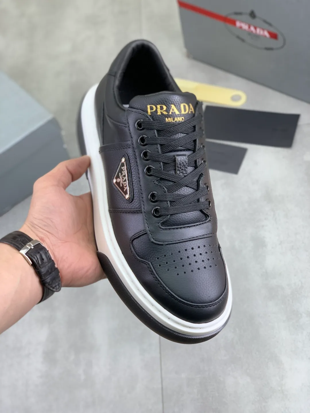 Men's shoes P560 💰 [New style] popular models are on the official website, 🆘 The trendy brand (Prada) mainly promotes popular models, avant-garde and versatile fashionable men's shoes private version mold opening, cowhide surface splicing 1:1.. Fashionable and simple, original imported cowhide lining cowhide feet; the atmosphere and personality are more fashionable, eye-catching and pursuing class. It will subvert the old ideas and be a must-have for fashionistas who want to spend time with you! Must keep it! Tall and comfortable, large and low, high-end quality workmanship. Code number: 38-44 (45 customized) black and white optional.